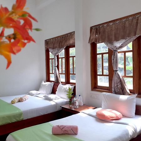 Subash Hotel Nallathanniya Exteriör bild